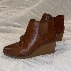 Clarks Cushion Collection 7.5 Wedge booties